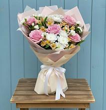 Букет цветов из:  Гвоздики, Орхидеи и Розы в Максатихе