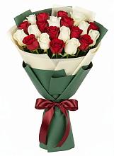 Букет Микс из красных и белых роз в Максатихе