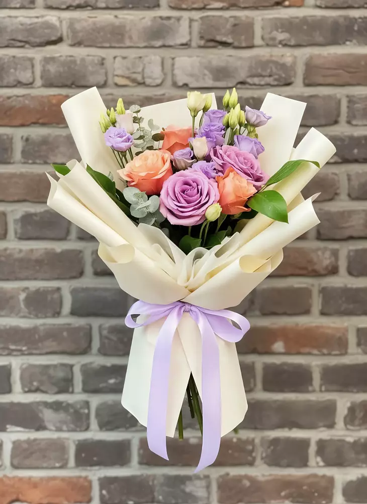 Букет цветов из: Лизиантусы и Розы в Максатихе