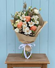 Букет цветов из:  Альстромерии, Лизиантусы, Розы и Хризантемы в Максатихе