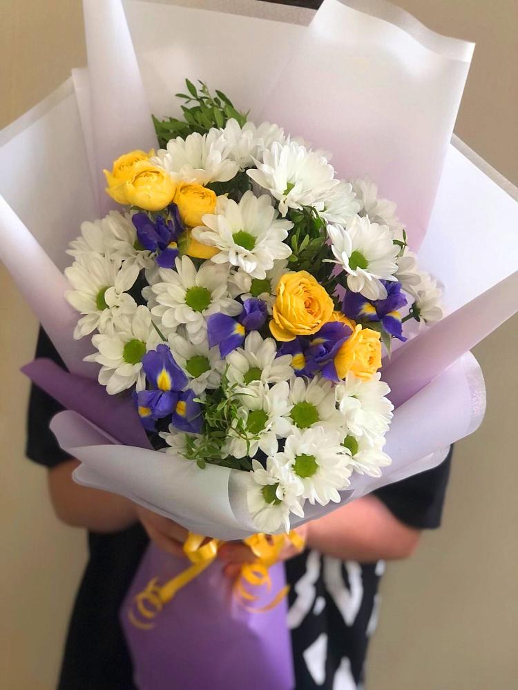 Букет цветов из: Ирисы, Хризантемы и Розы в Максатихе