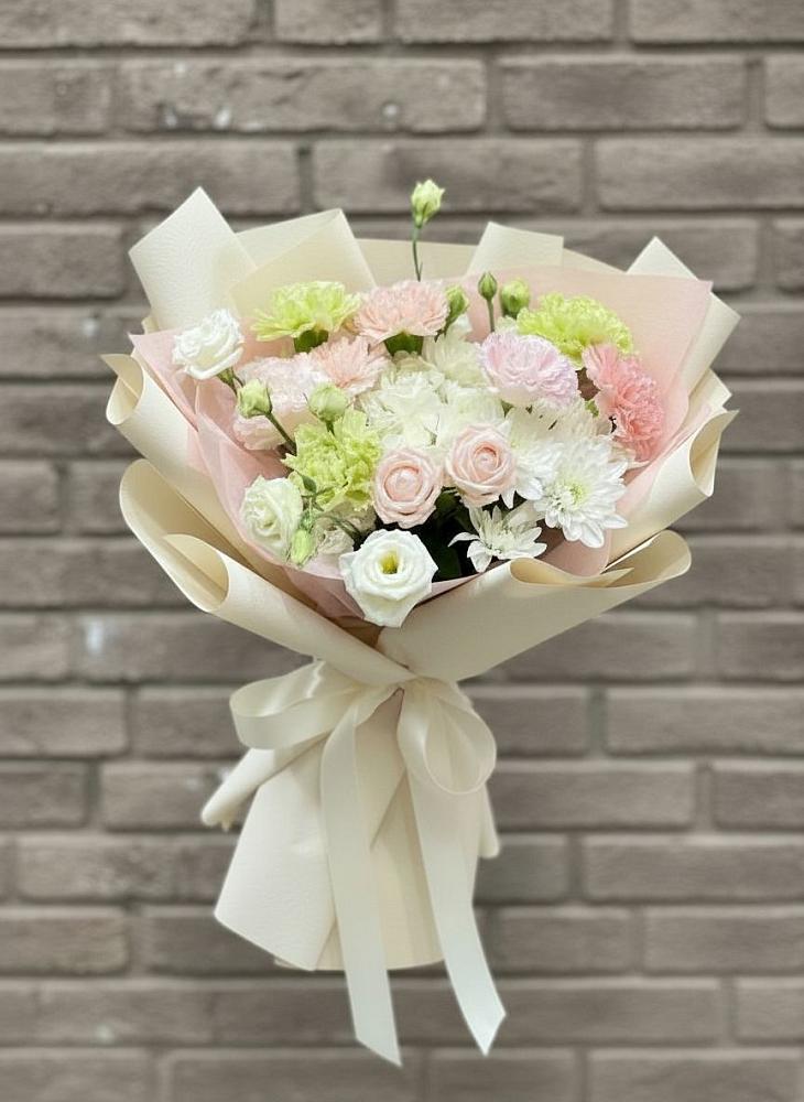 Букет цветов из: Гвоздики, Розы, Лизиантусы и Хризантемы в Максатихе