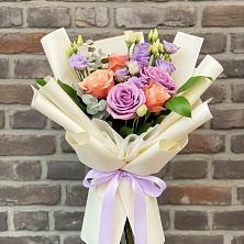 Букет цветов из:  Лизиантусы и Розы в Максатихе