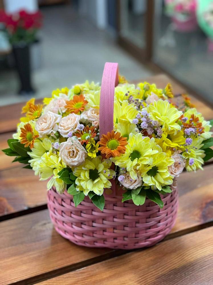 Цветочная композиция из Хризантемы и Розы в корзине в Максатихе