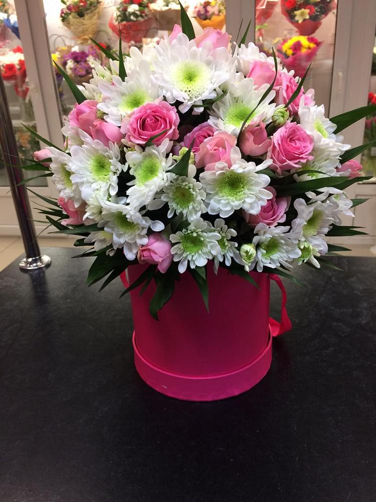 Цветочная композиция из Розы и Хризантемы в шляпной коробке в Максатихе