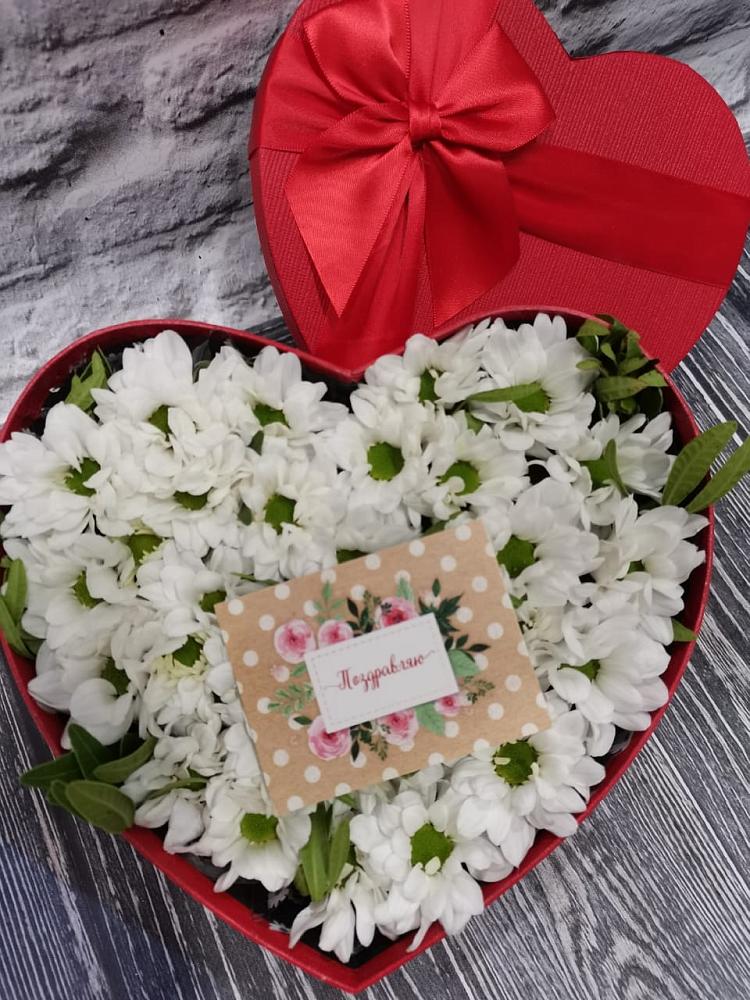 Цветочная композиция из Хризантемы в виде сердца в Максатихе