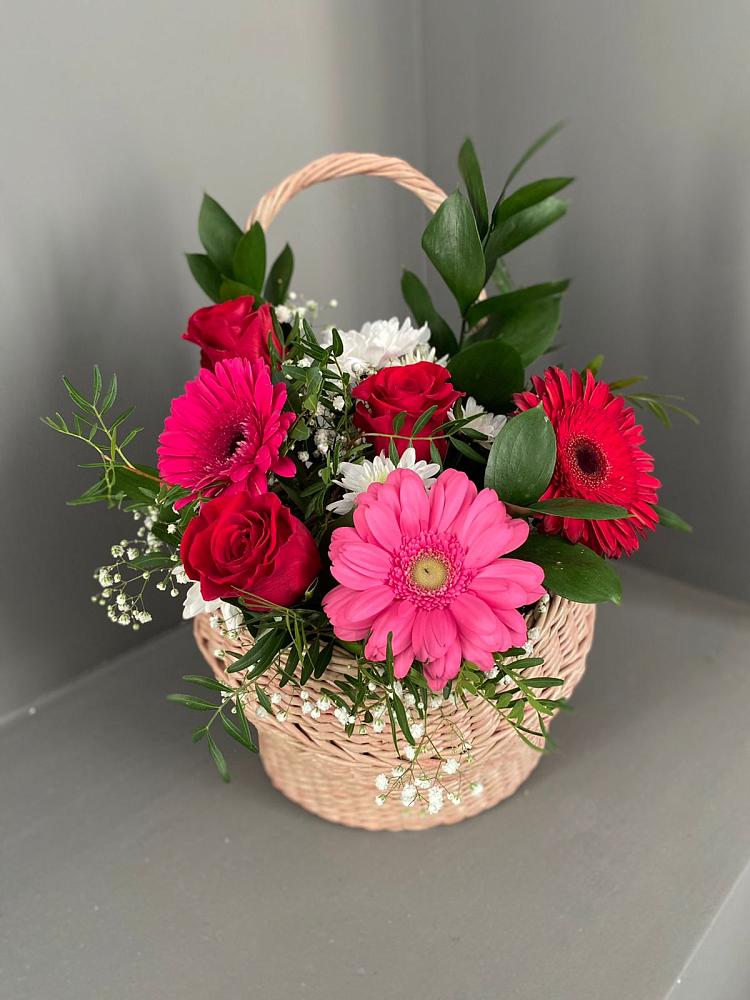 Цветочная композиция из Розы, Хризантемы и Герберы в корзине в Максатихе