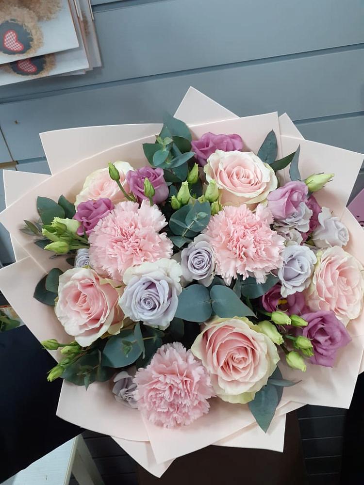 Букет цветов из: Розы, Гвоздики и Лизиантусы в Максатихе